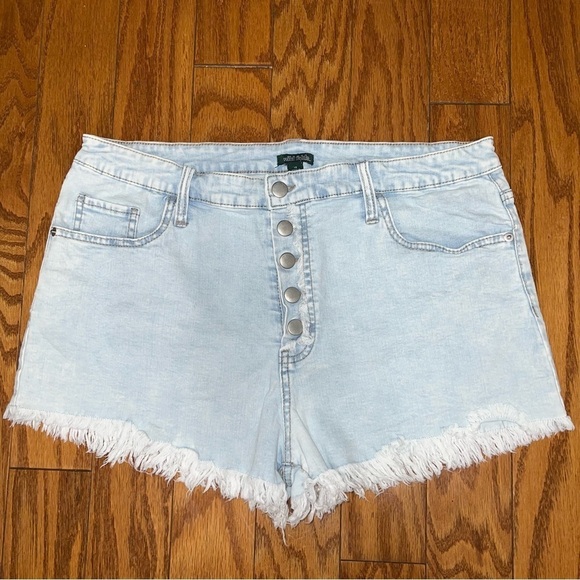Wild Fable Light Wash Full Button Fly Raw Hem Shorts Size 18 - Picture 8 of 8